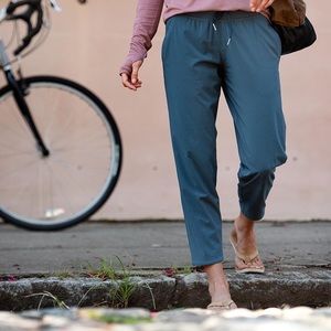 Free Fly Apparel | Women’s Breeze Cropped Pant | Blue Abyss Size Small